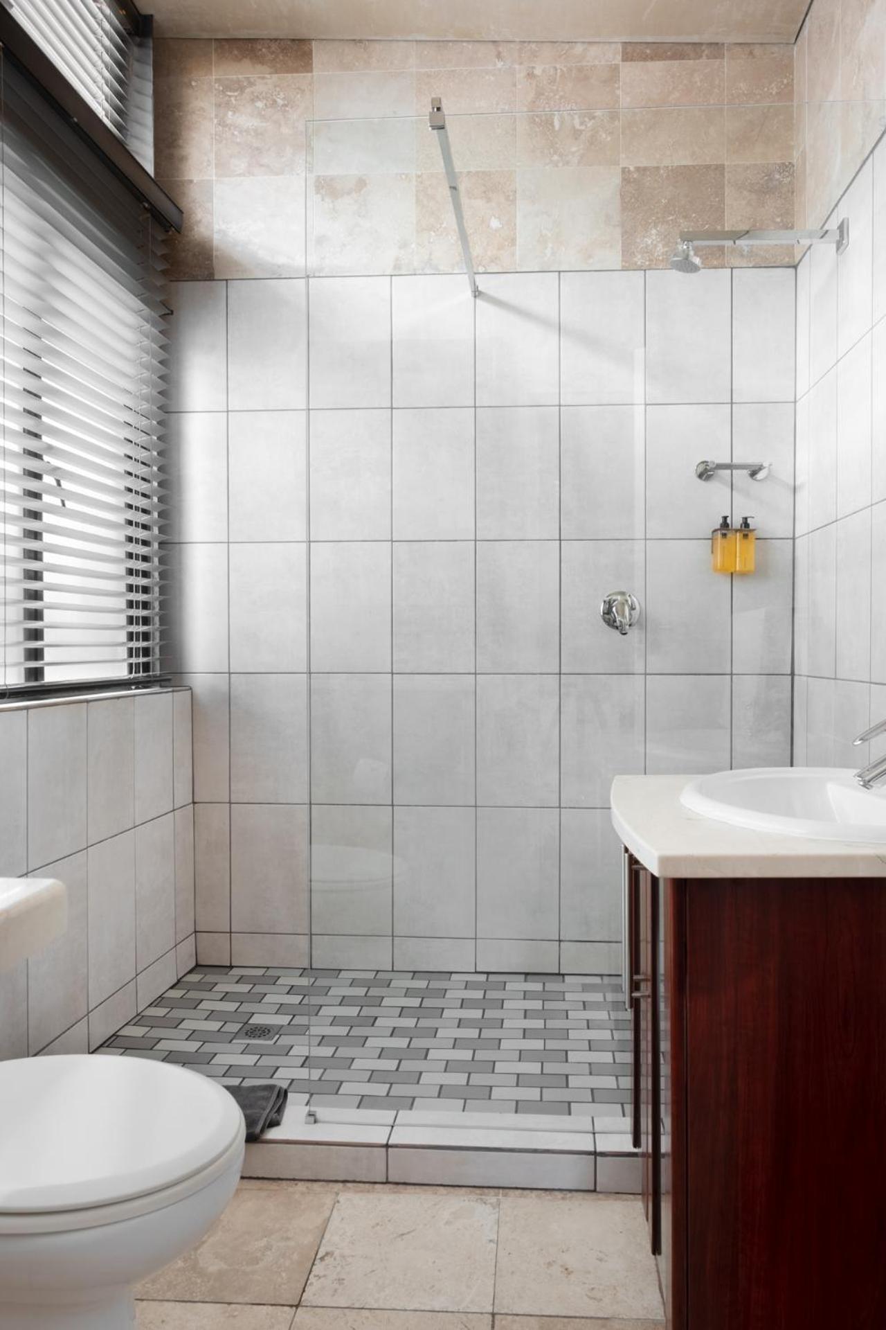Chung cư 84 m² 2 phòng ngủ, 2 phòng tắm riêng ở Trung tâm Stellenbosch Ngoại thất bức ảnh